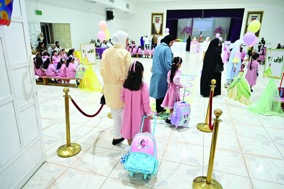 أولياء الأمور يشاركون أولادهم اليوم الأول من الدراسة 	 (تصوير أسعد عبدالله) 