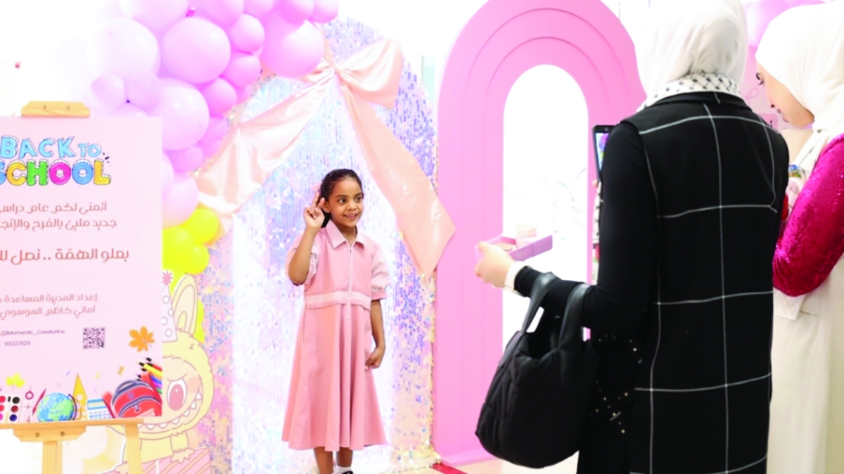 


ابتسامة مشرقة في بداية طريق العِلم 