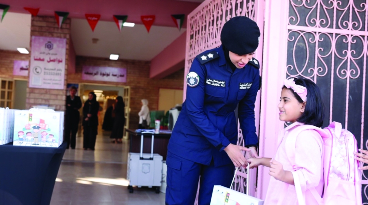 


ضابطة تستقبل تلميذة بالهدايا 