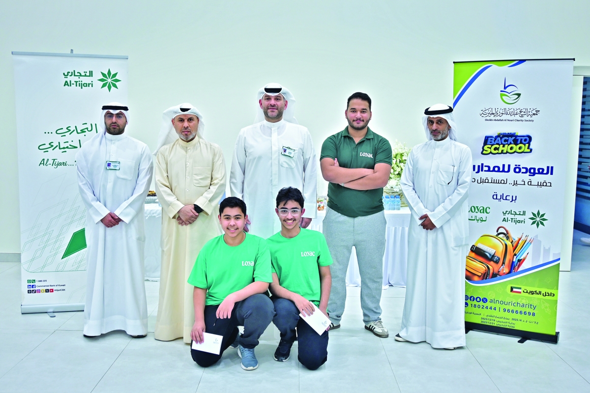 


المشاركون في توزيع الحقيبة 