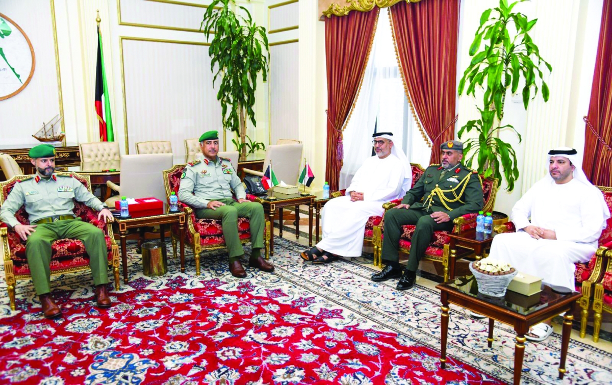 الفريق البرجس مستقبلاً السفير النيادي