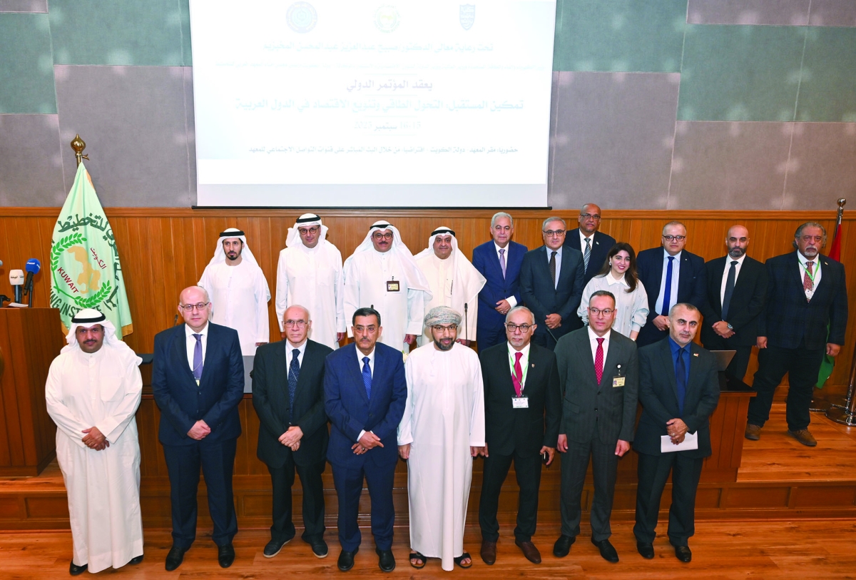 المخيزيم متوسطاً اللوغاني والوقيان وممثلي البعثات الدبلوماسية في الكويت	 (تصوير أسعد عبدالله)