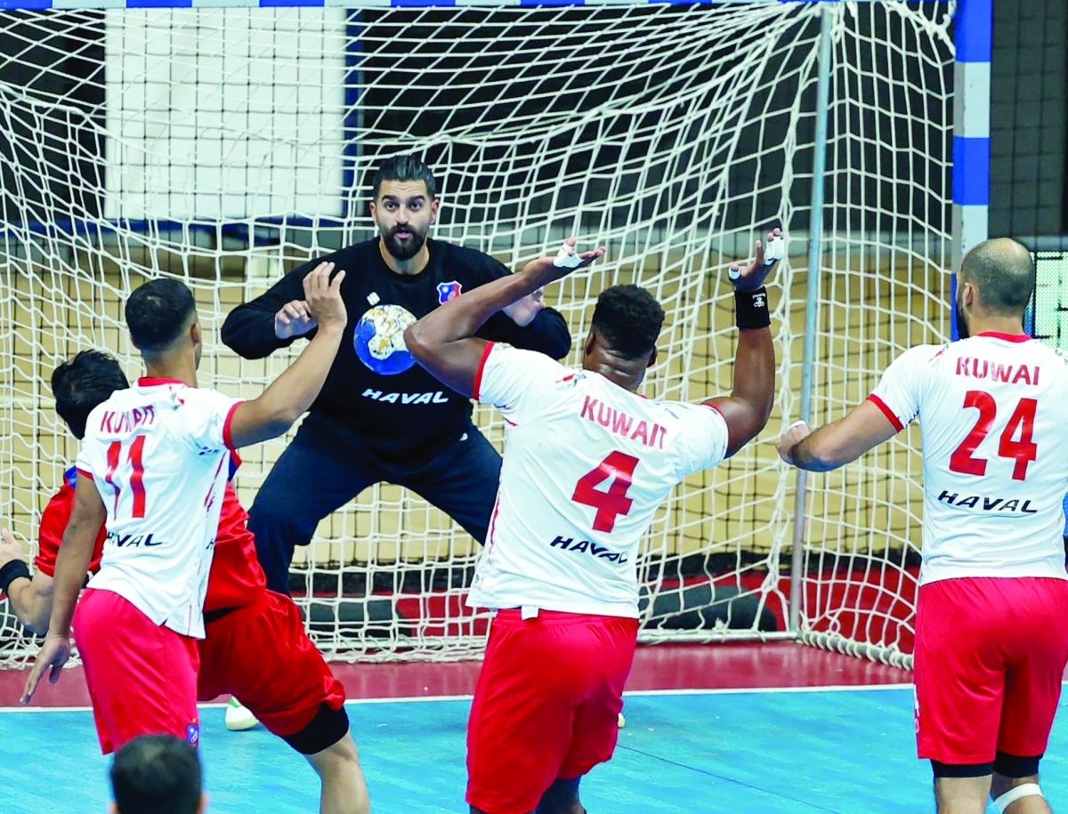 حارس مرمى «الكويت» علي صفر يتصدى لهجمة