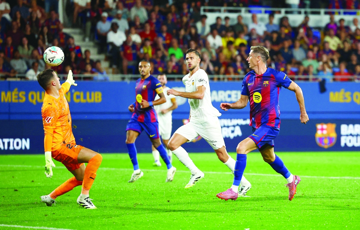 روبرت ليفاندوفسكي مسجلاً في مرمى فالنسيا (رويترز)