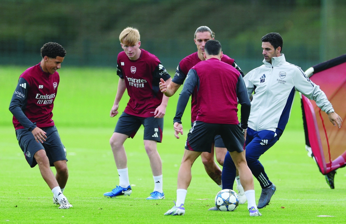 ميكيل أرتيتا خلال تدريبات أرسنال (رويترز)