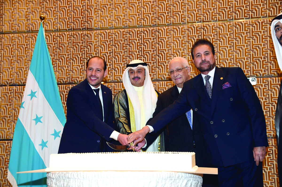 الأحمد والسفراء لاشتر وهيريرا وبويلات يقطعون قالب حلوى الاحتفال