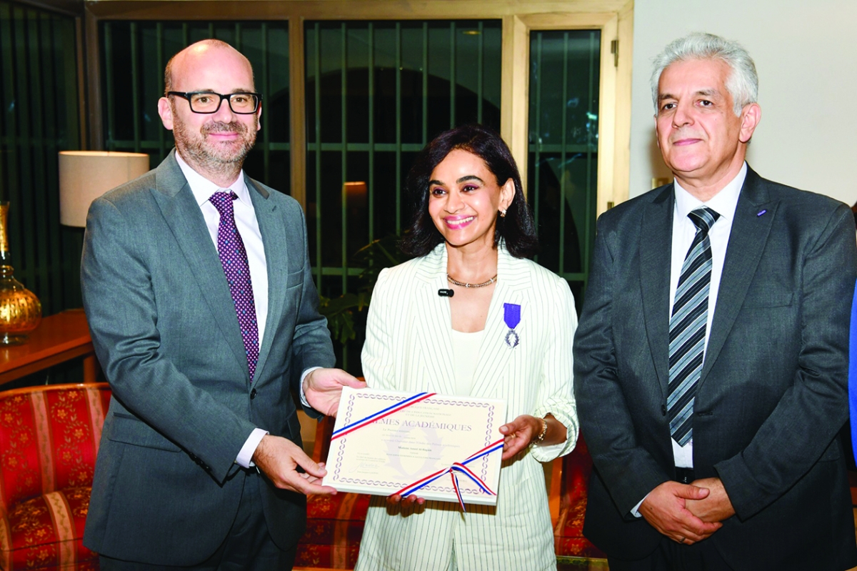 السفير غوفان يسلم أسيل الرقم وسام السعف الأكاديمي برتبة فارس