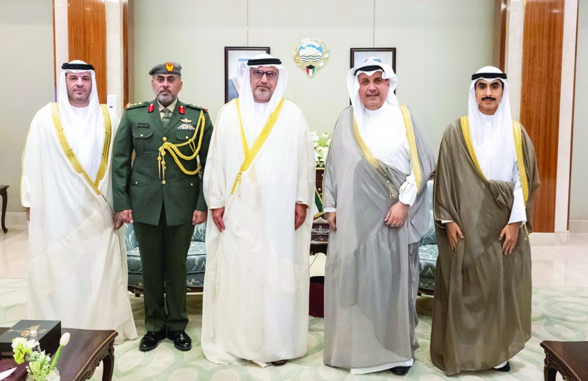 


وزير الديوان الأميري ورئيس ديوان ولي العهد مع السفير النيادي والوفد المرافق 