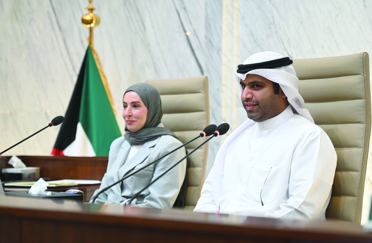 


المحري مترئساً الجلسة بحضور ميساء بوشهري	 (تصوير نايف العقلة) 