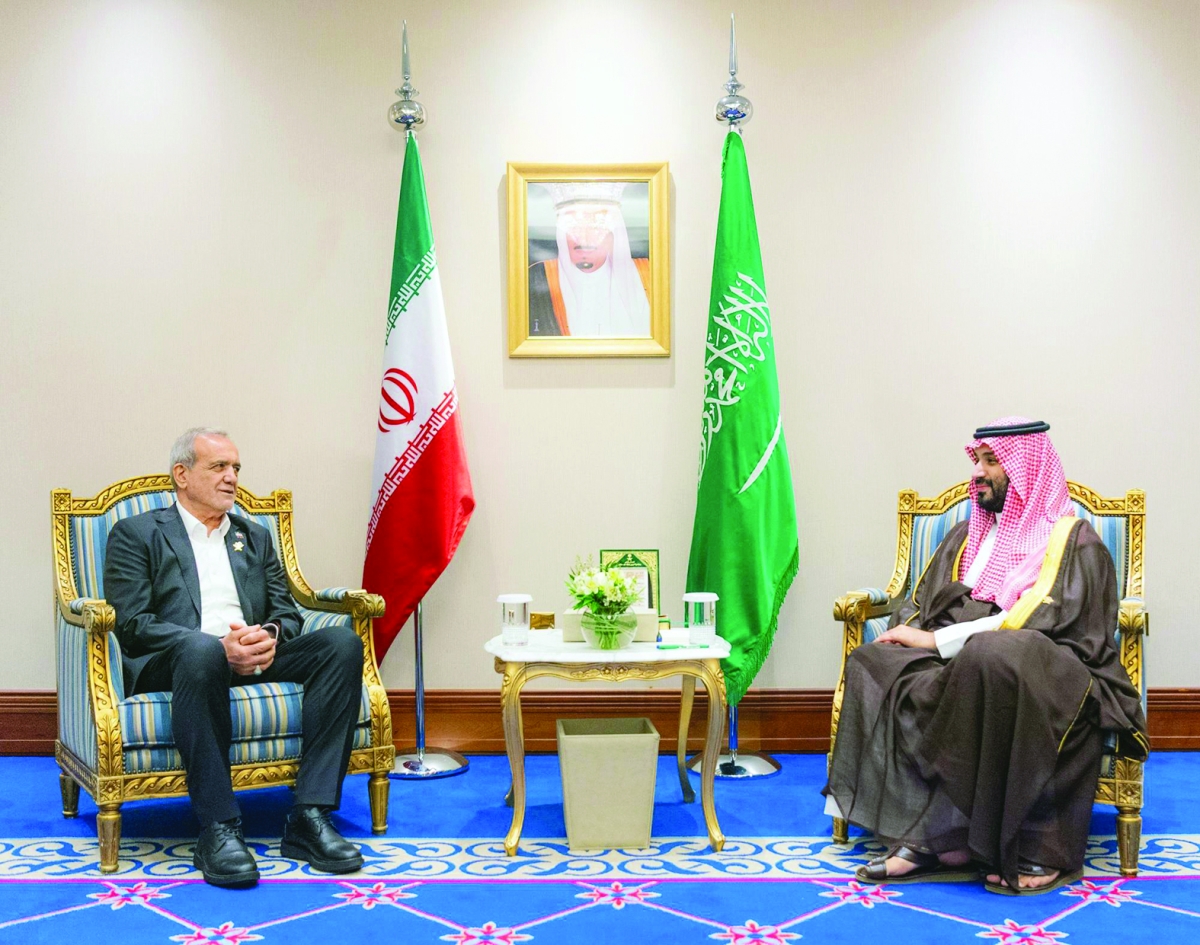 


ولي العهد السعودي لدى لقائه بزشكيان على هامش القمة الطارئة	 (واس) 