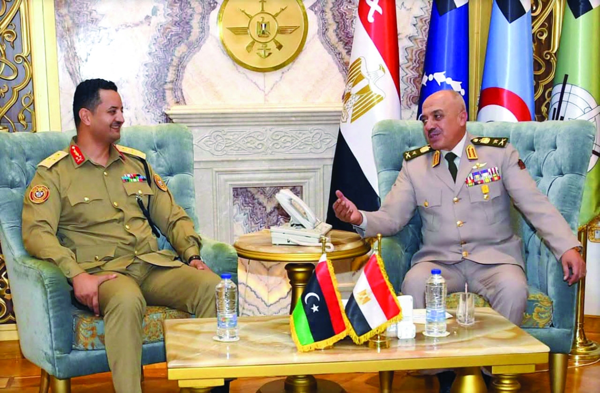 خليفة مستقبلاً خالد حفتر في القاهرة