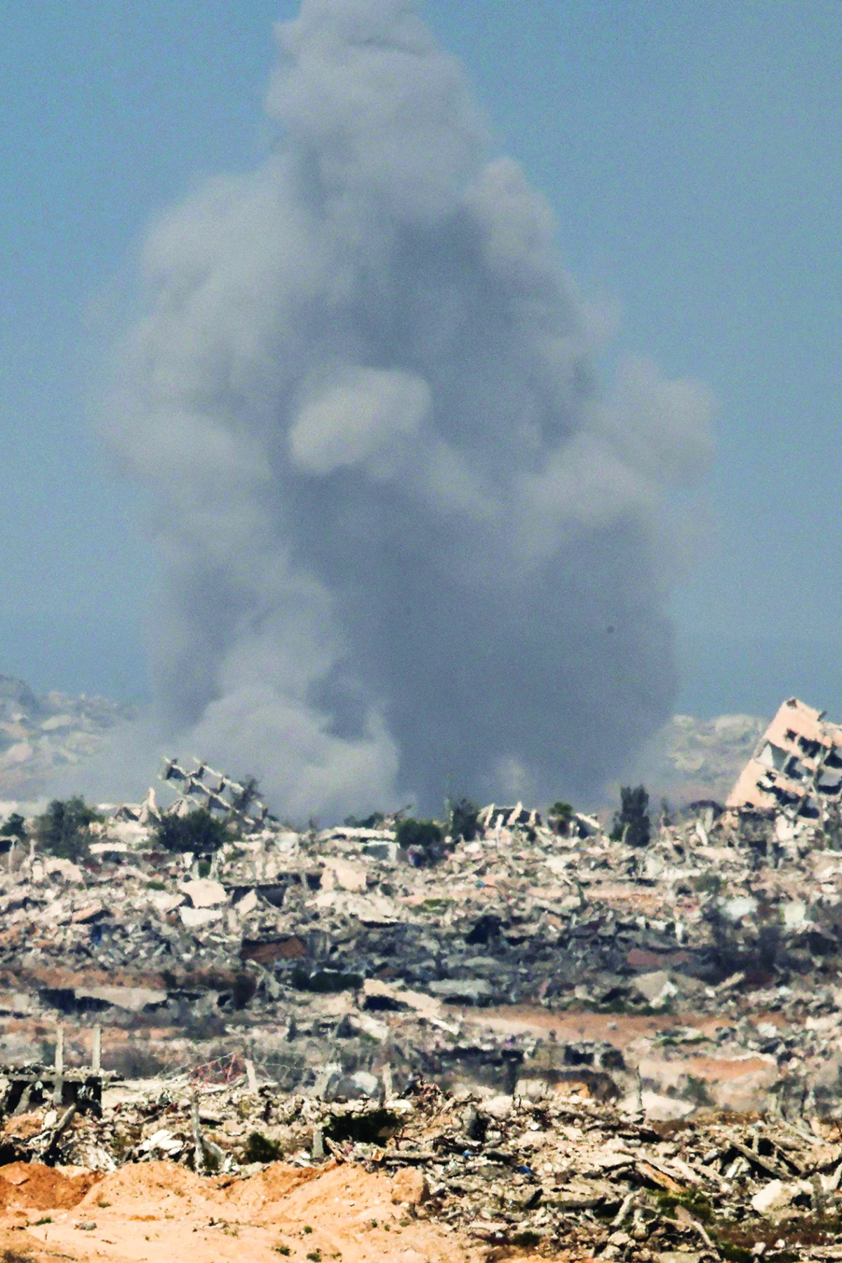 دخان الغارات على مدينة غزة (أ ف ب)