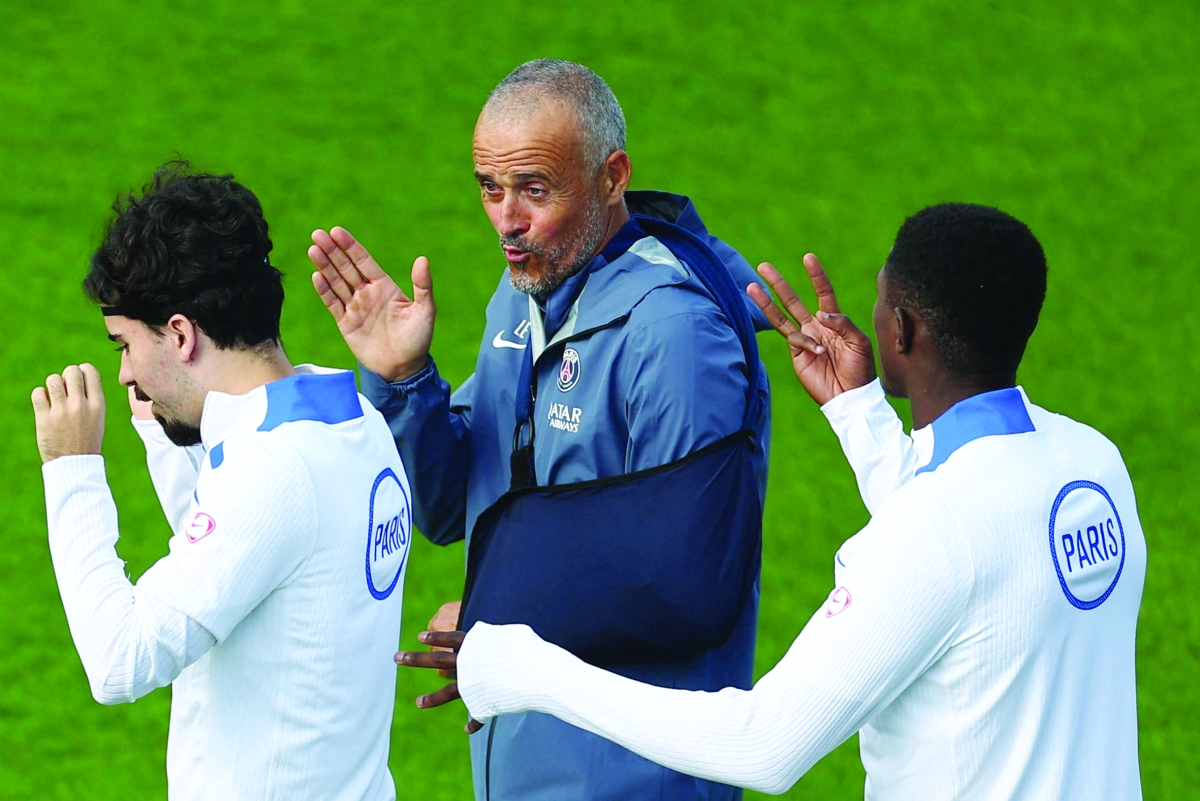 لويس إنريكي يتحدث للاعبين قبل التدريب