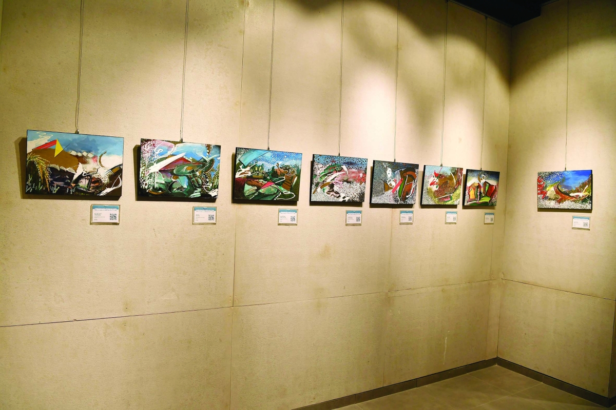 من اللوحات المعروضة