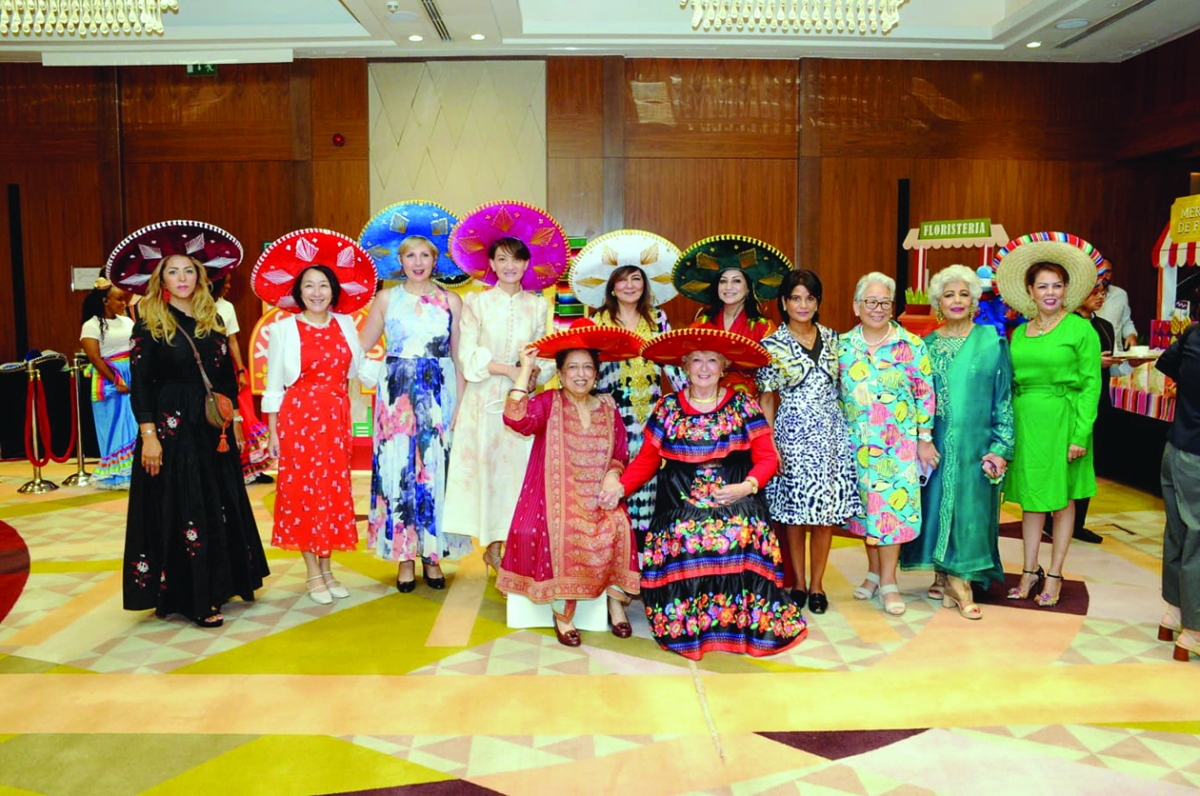 


لقطة جماعية لرئيسة وعضوات «المرأة الدولية» وبعض الحضور 