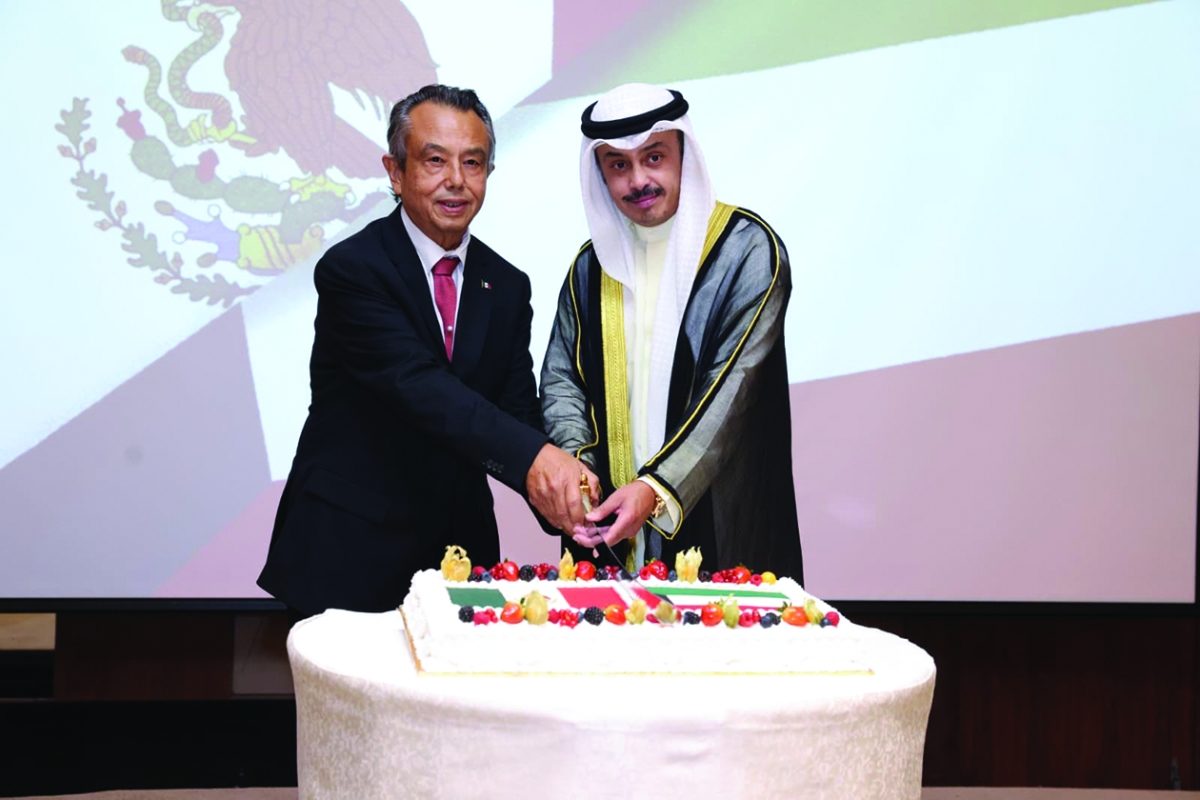 


السفير نواف عبداللطيف الأحمد والسفير هالر يقطعان قالب حلوى الاحتفال 