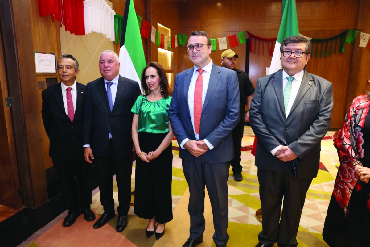 عميد السلك الدبوماسي زبيدوف يقدم التهاني