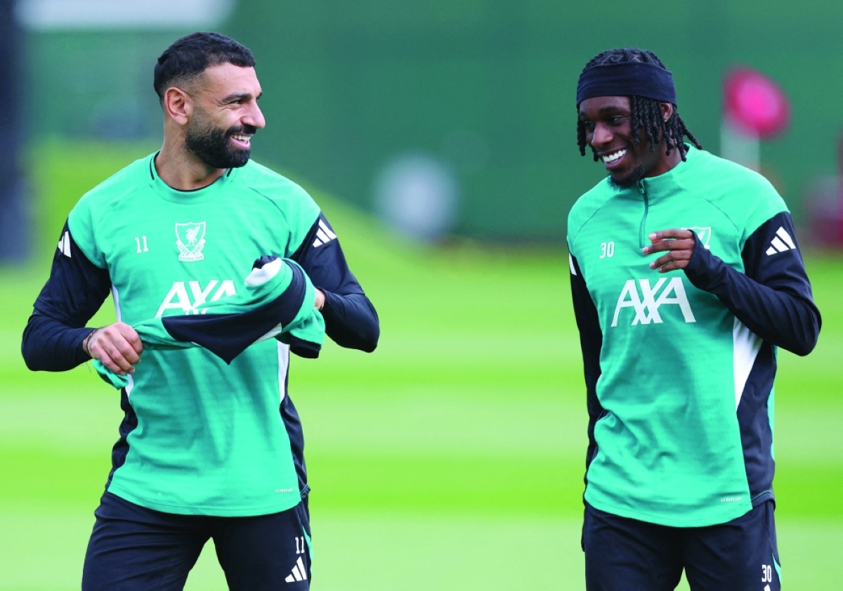 محمد صلاح وجريمي فريمبونغ خلال تدريبات ليفربول (رويترز) 