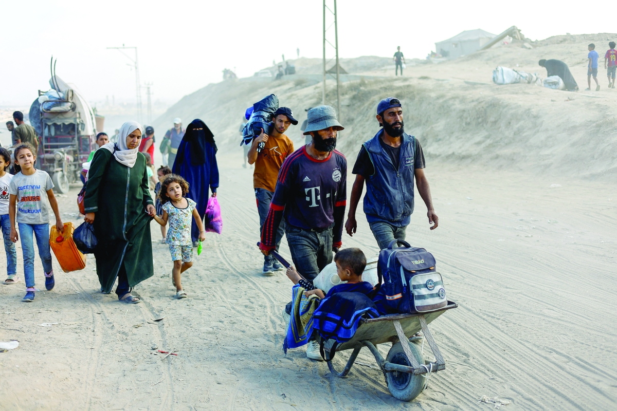 نازحون من شمال غزة إلى الجنوب هرباً من الغارات الإسرائيلية (رويترز)