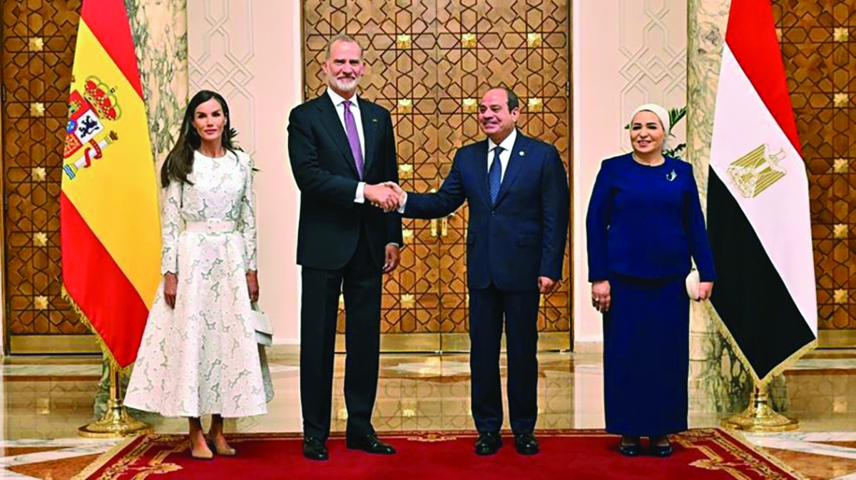 السيسي مستقبلاً فيليبي السادس في القاهرة بحضور قرينتيهما