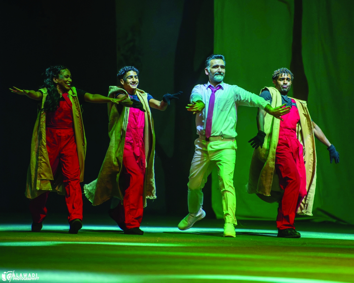 


إيراج مع عبدالعزيز العنزي وبن حسين وسعاد الحسيني 