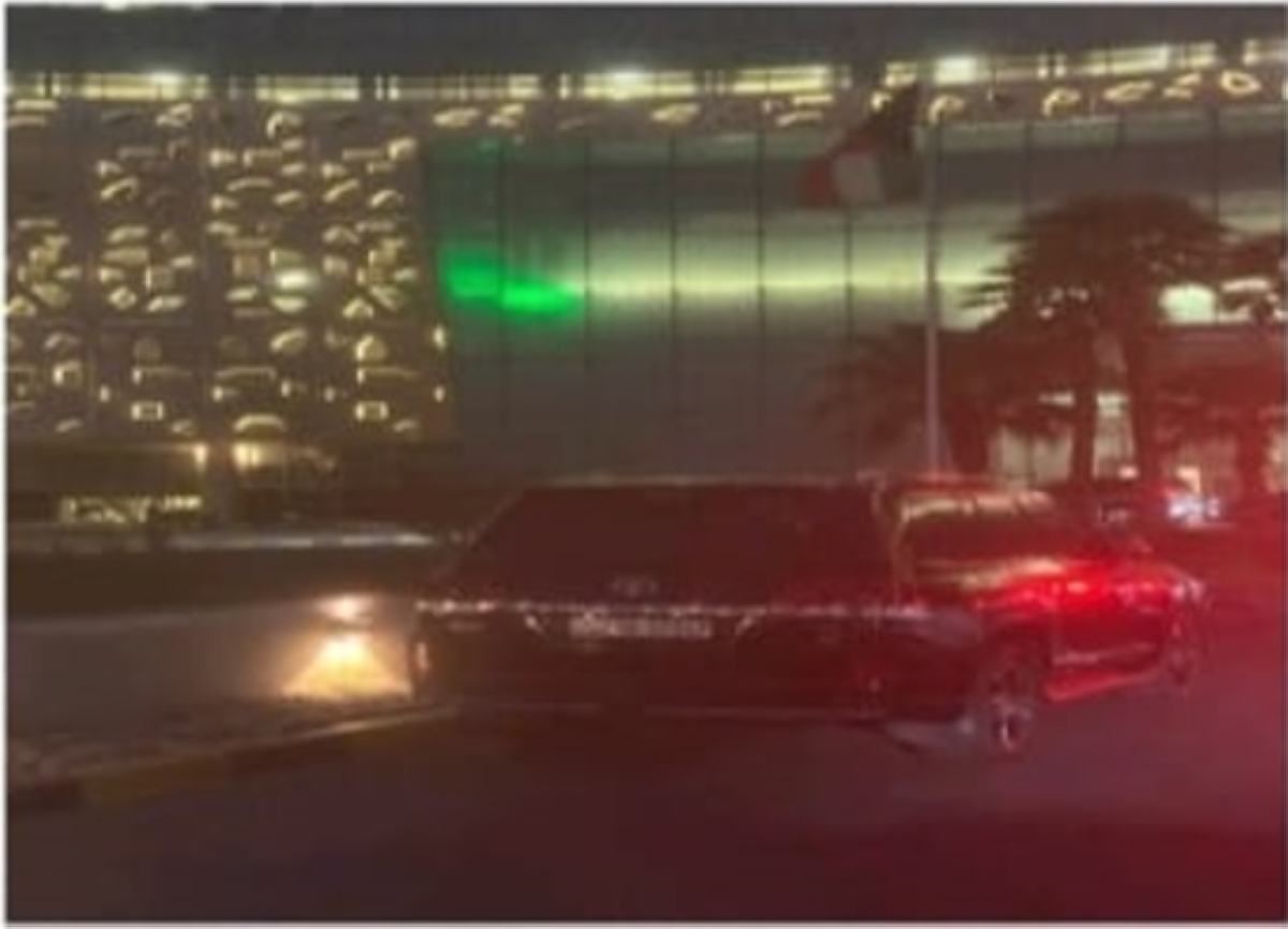 سيارة مخالفة أمام مستشفى جابر