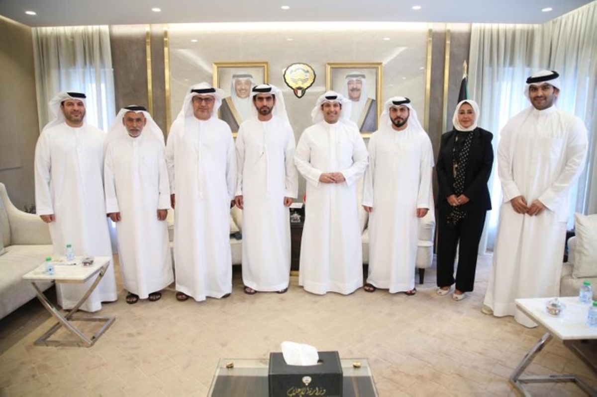 المطيري مع وفد اتحاد الإمارات للصقور بحضور النيادي