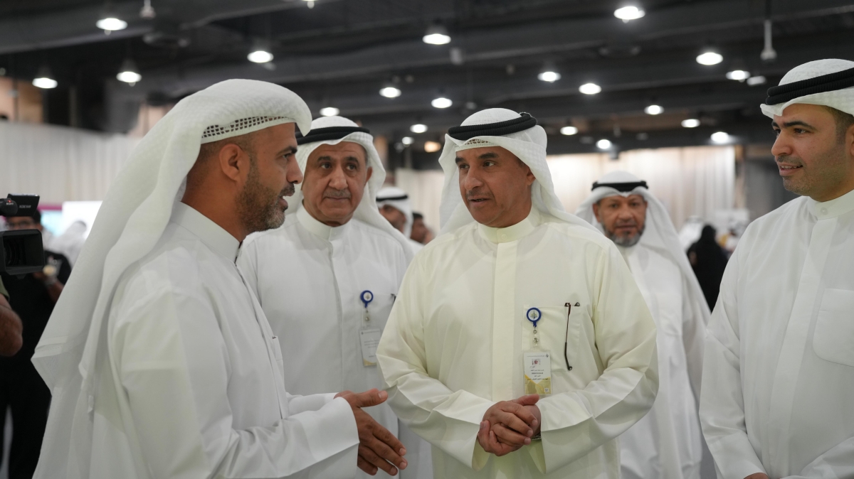 الفجام ومسؤولو «التطبيقي» مستمعين الى شرح من السيف