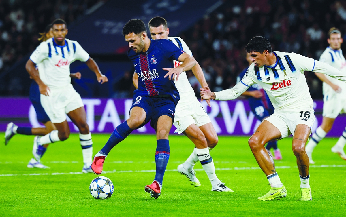 


غونسالو راموس محاصراً بين لاعبي  أتالانتا	 (رويترز) 