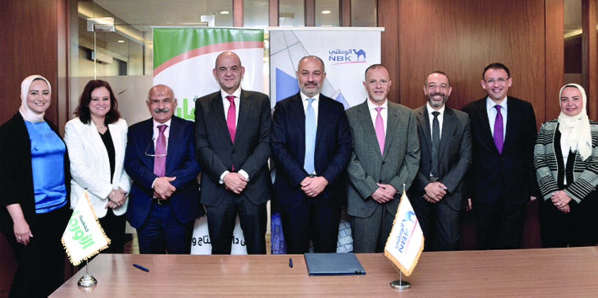 ممثلو البنك والجمعية في حفل توقيع البروتوكول