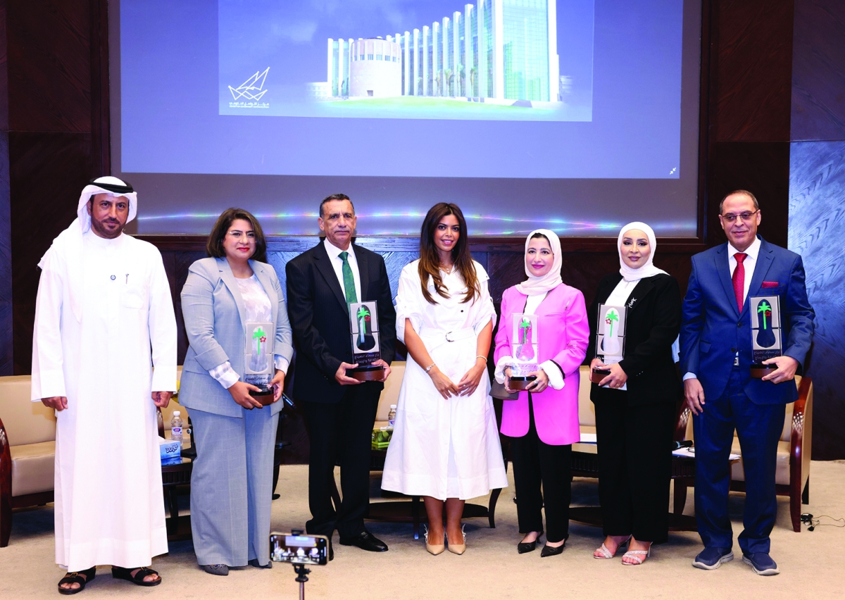 


فضيلة محمد العبدالله تتوسط عائشة المحمود والمسعودي والمتحدثين الأربعة 