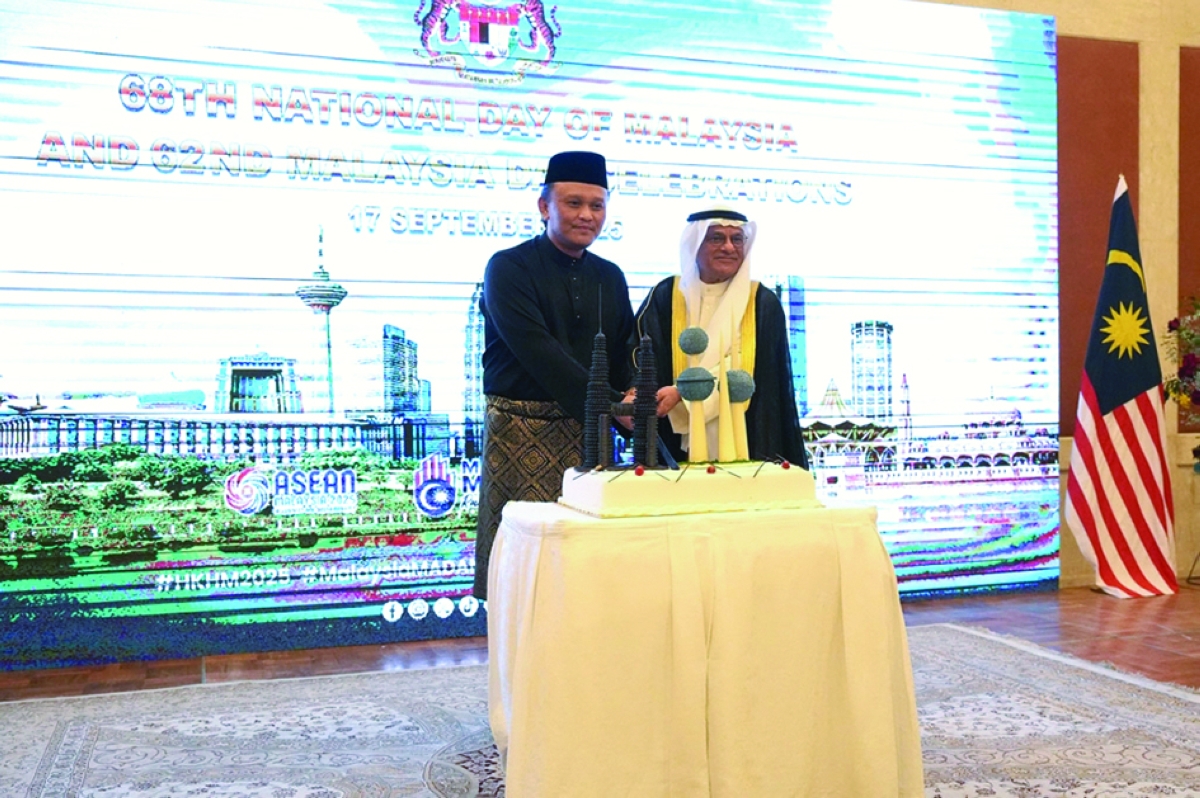 الجلال يشارك سفير ماليزيا قطع قالب حلوى الاحتفال