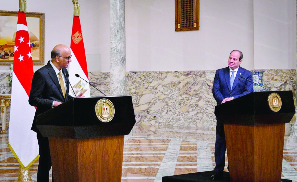 السيسي وثارمان شانموجار أتنام خلال مؤتمر صحافي في القاهرة