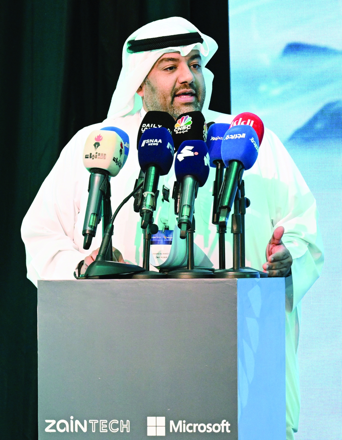  المرزوق متحدثاً خلال الملتقى