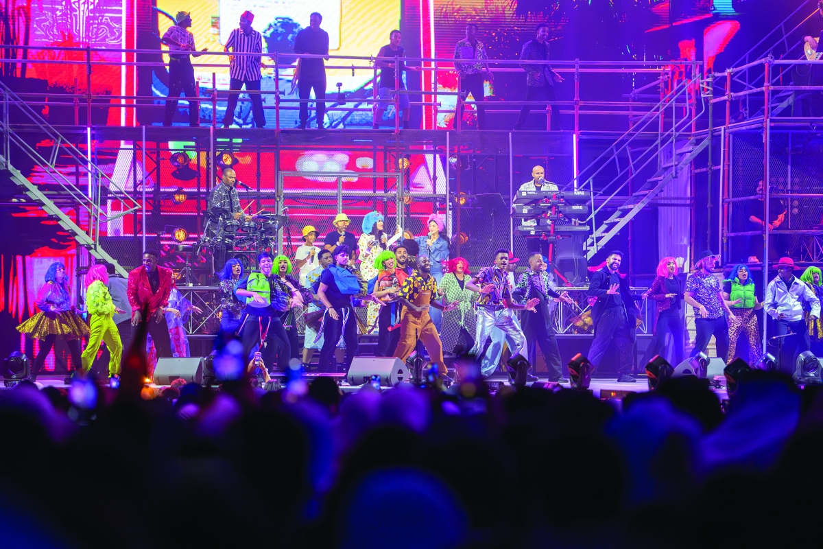 


الفريق الاستعراضي مؤدياً إحدى رقصاته 