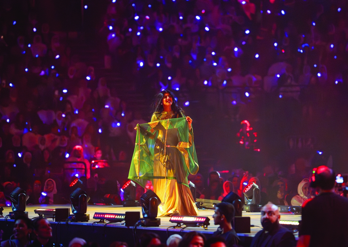 منايرعادل خلال أدائها رقصة السامري