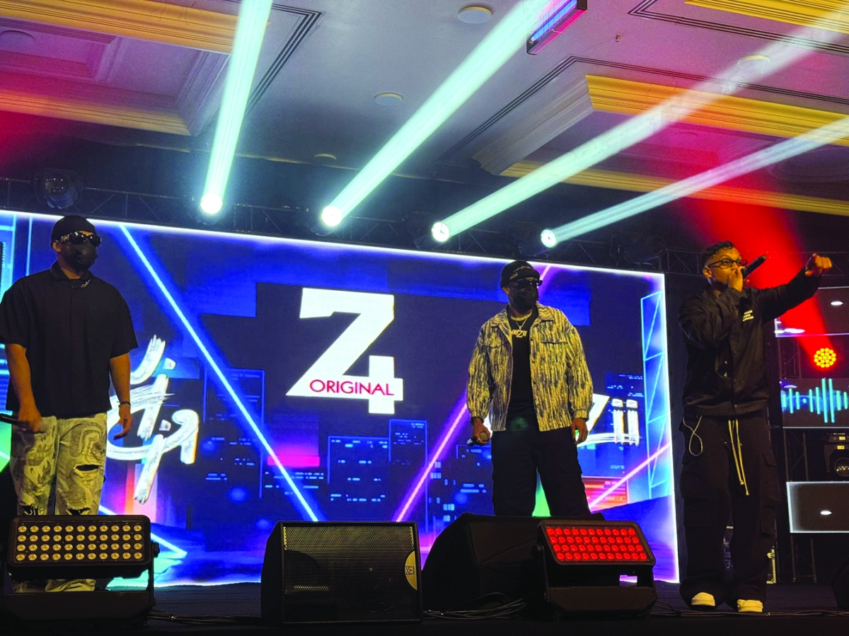 


لويجي إلى جانب أوزي وسفن فور 