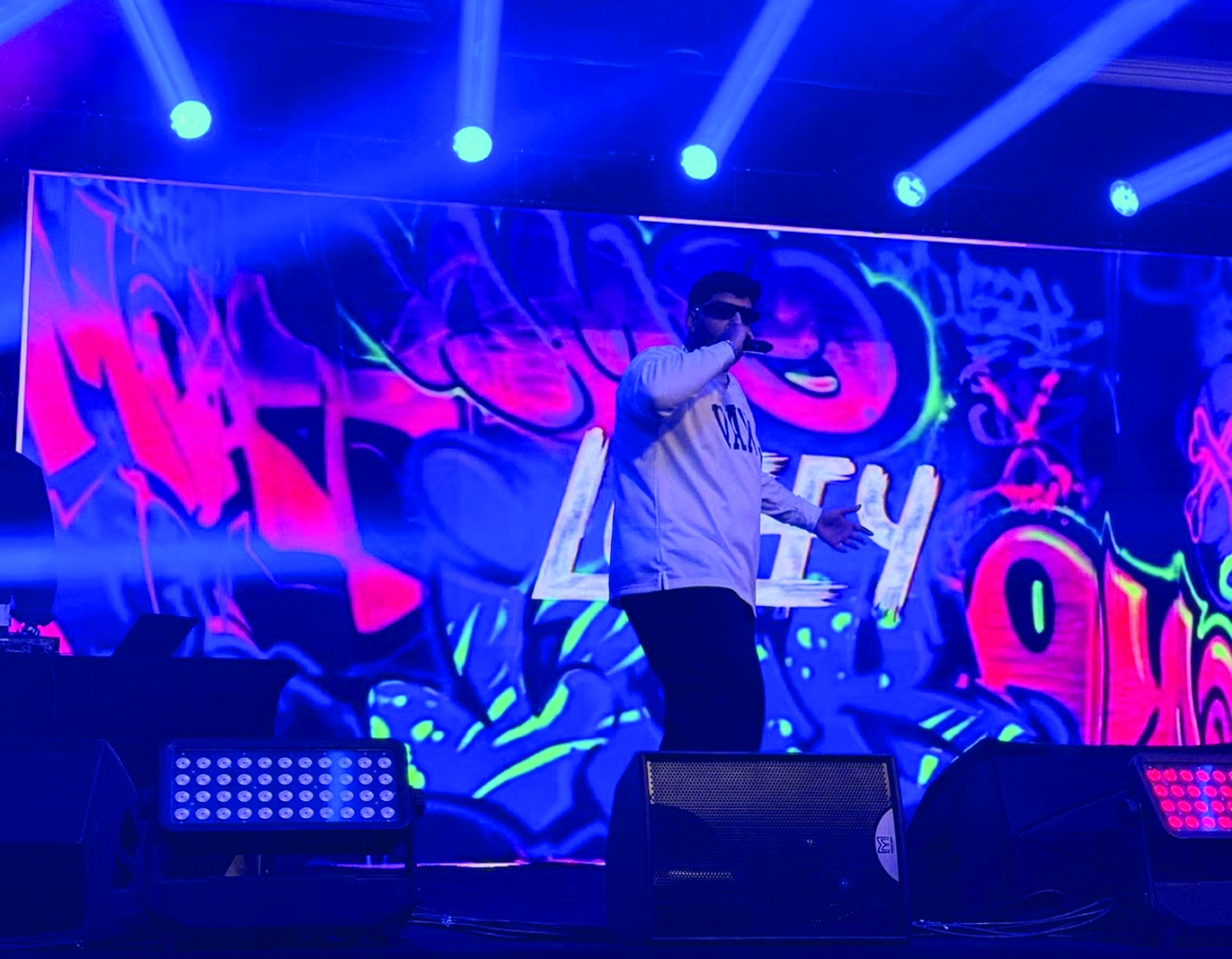 لوفي مؤدياً إحدى أغانيه