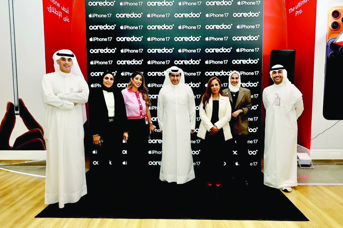 


الرئيس التنفيذي عبدالعزيز البابطين ونوف المشعان يتوسّطان مسؤولي «Ooredoo»

 
