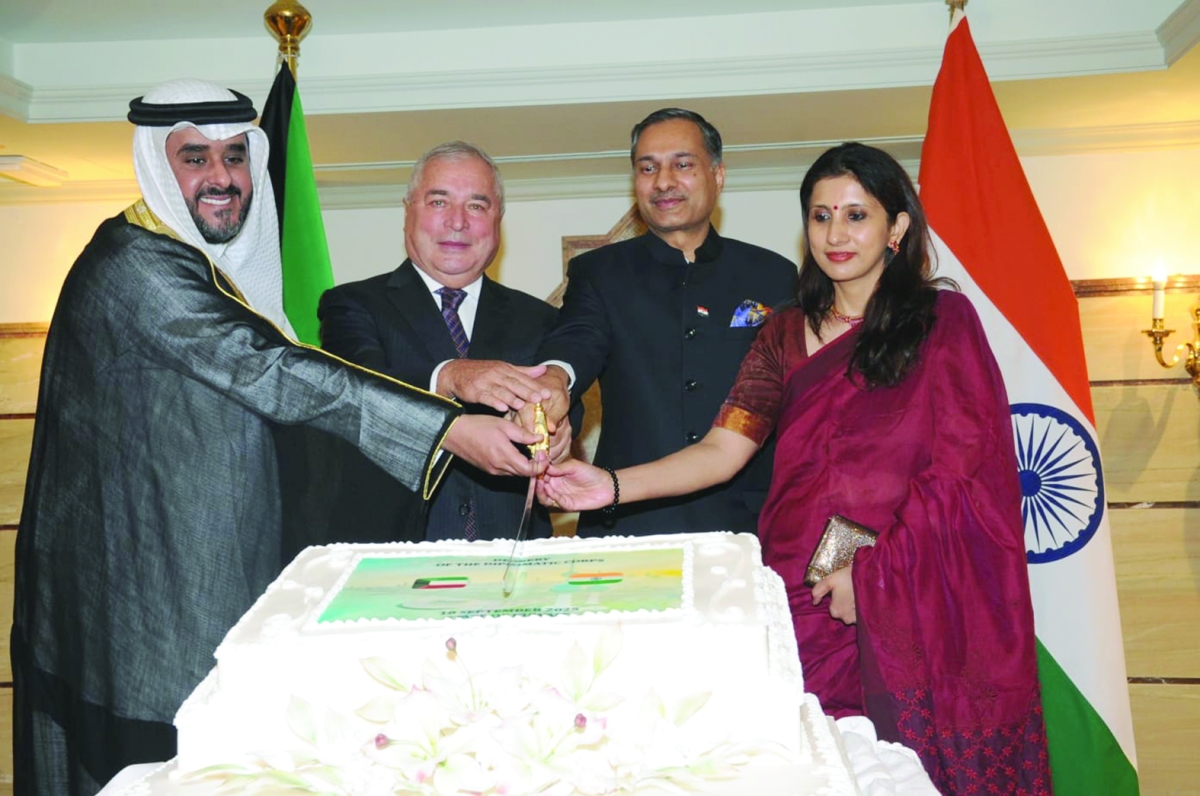 قطع قالب الحلوى في حفل وداع السفير الهندي 