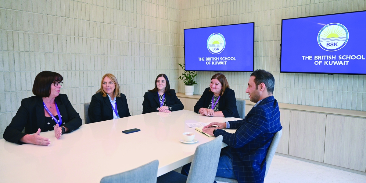 


ناظرات المدرسة البريطانية بالكويت أثناء اللقاء مع الزميل أحمد زكريا 