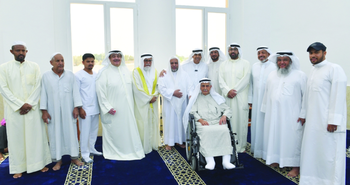 عائلة الخرافي وعدد من رواد المسجد في صورة جماعية