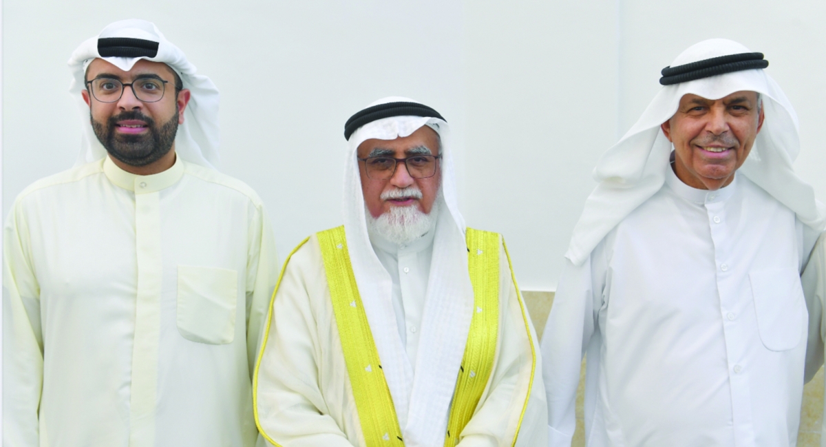 


عبدالمحسن الخرافي متوسطاً خليفة الخرافي ونجله مساعد 