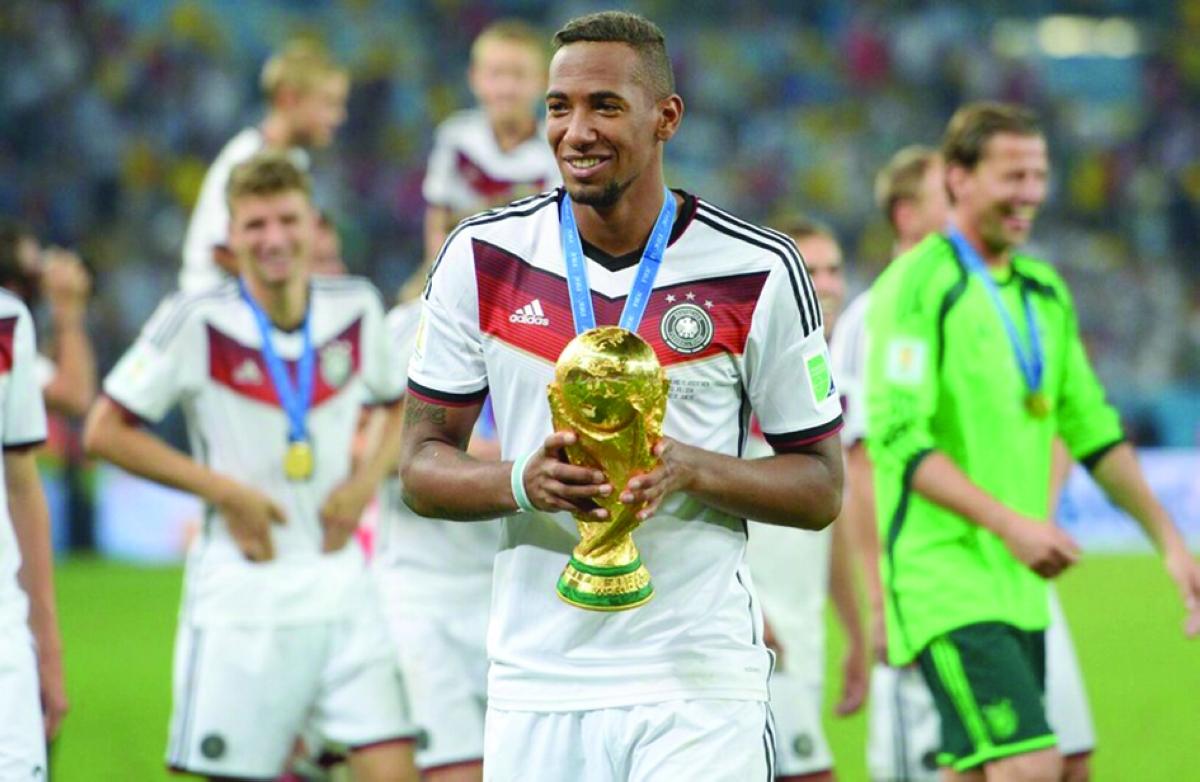 جيروم بواتينغ حاملاً كأس العالم