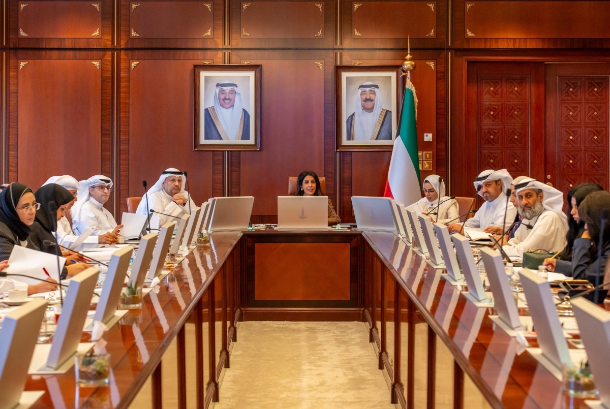 المشعان مترئسة اجتماع لجنة الخدمات العامة في مجلس الوزراء بحضور عدد من الوزراء