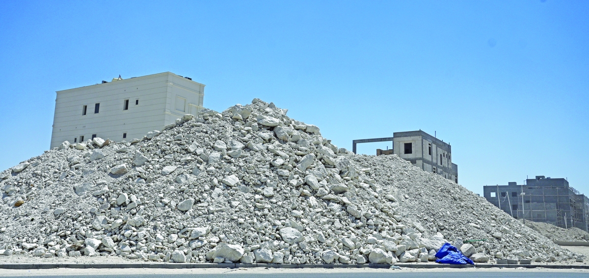 


جبل من مخلفات البناء في المطلاع	 (تصوير نايف العقلة) 