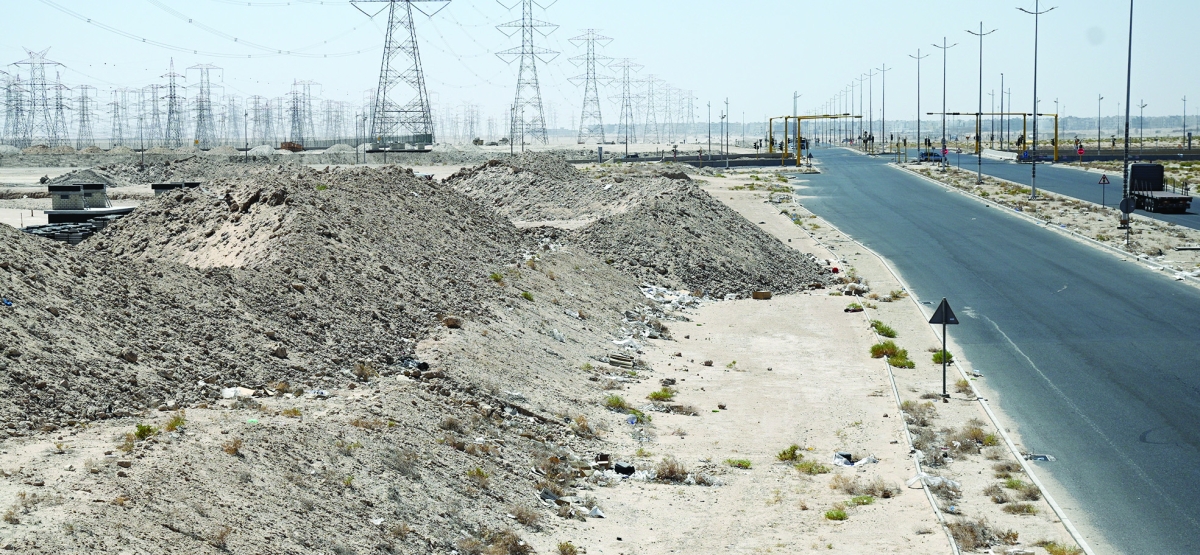 


أنقاض على جانب الطريق 