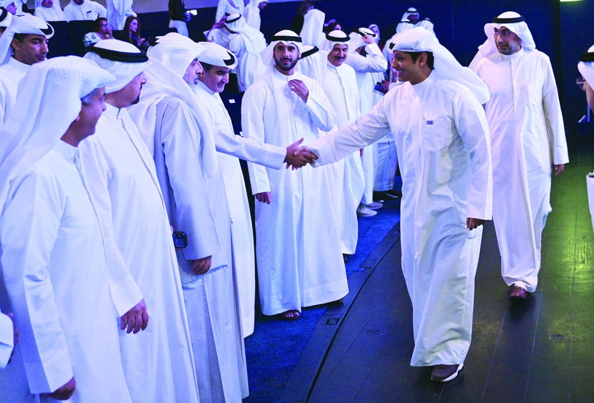 


الوزير مصافحاً الحضور في الصف الأمامي 