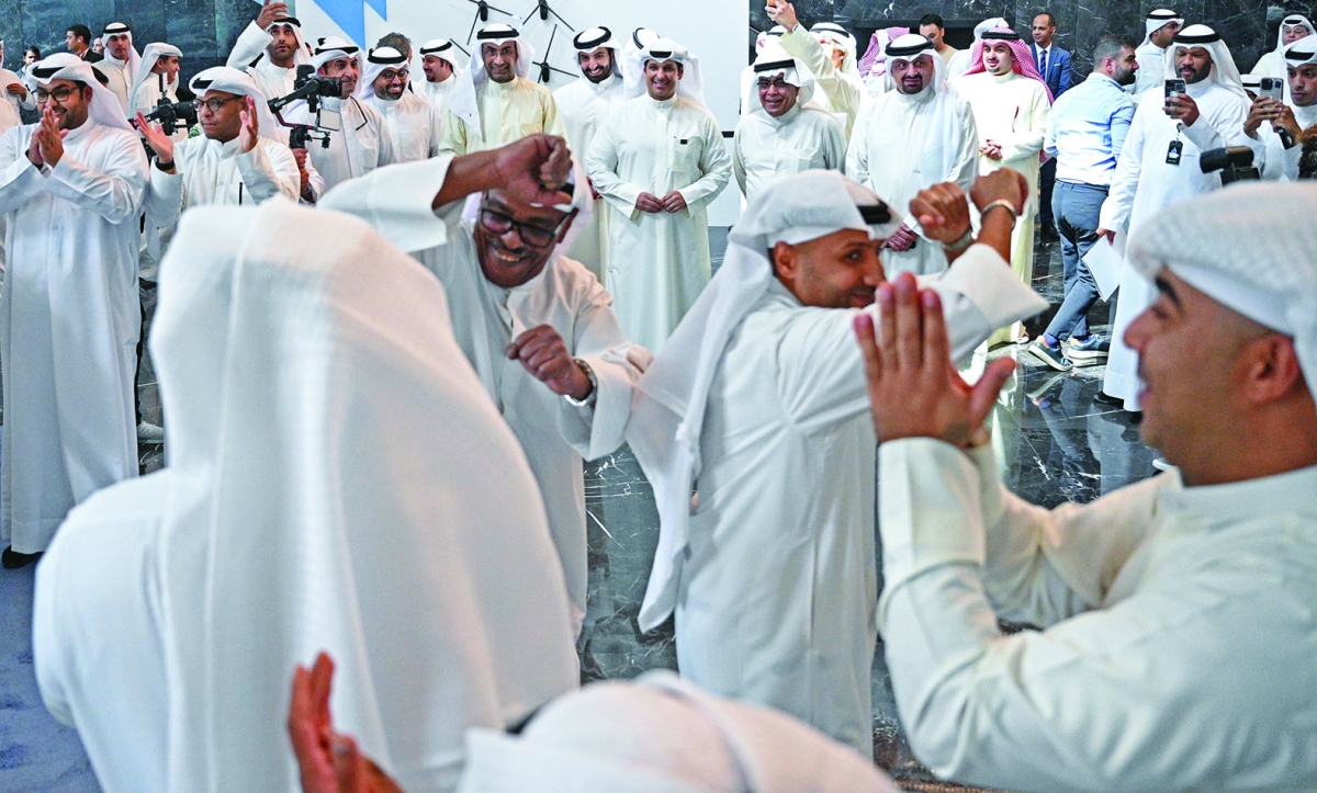 


فرقة الماص حاضرة بالفنون الشعبية 