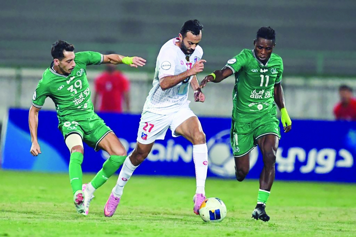 


لاعب «الأبيض» طه الخنيسي يستحوذ على الكرة 